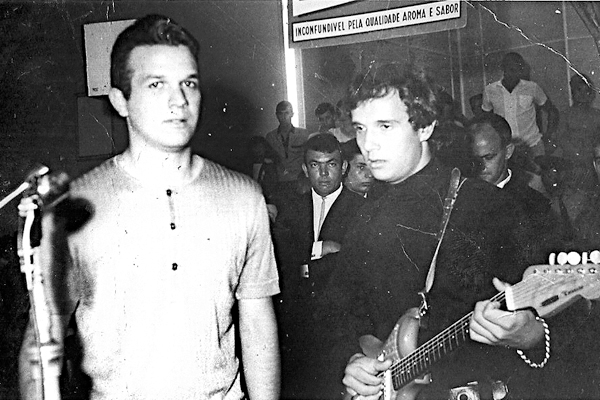 Hoje é dia do show do Roberto Carlos em Franca. A propósito, encontrei esta foto, ilustrando uma de suas primeiras visitas a nossa cidade, no começo de sua explosão como grande ídolo da música jovem. Tive a oportunidade de ser o apresentador de seu show, 